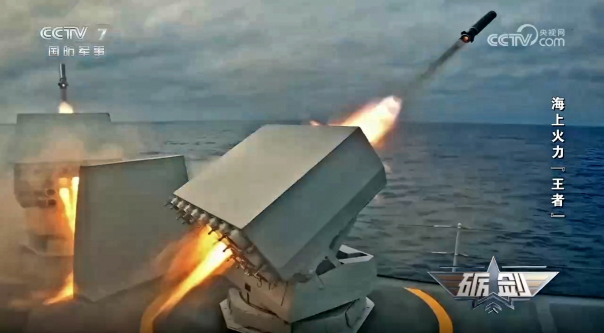 중국중앙(CC)TV는 29일 군사 프로그램을 통해 최신식 1만t급 055형 구축함이 대만 부근 해역에서 외국 항공기를 겨냥하는 영상을 최초로 공개했다. 2026.1.29 CCTV 화면