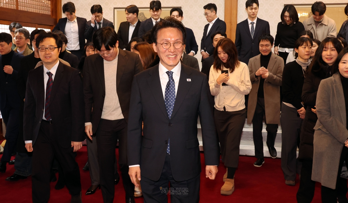 김민석 국무총리가 2일 서울 종로구 총리 공관에서 출입기자단 간담회를 진행하기 앞서 기념촬영을 마친 뒤 이동하고 있다. 이지훈 기자