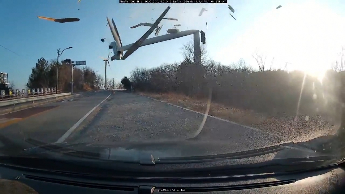 2일 경북 영덕군 영덕읍 풍력발전단지 내 풍력발전기가 쓰러지는 모습을 담은 영상 캡처. 독자 제공