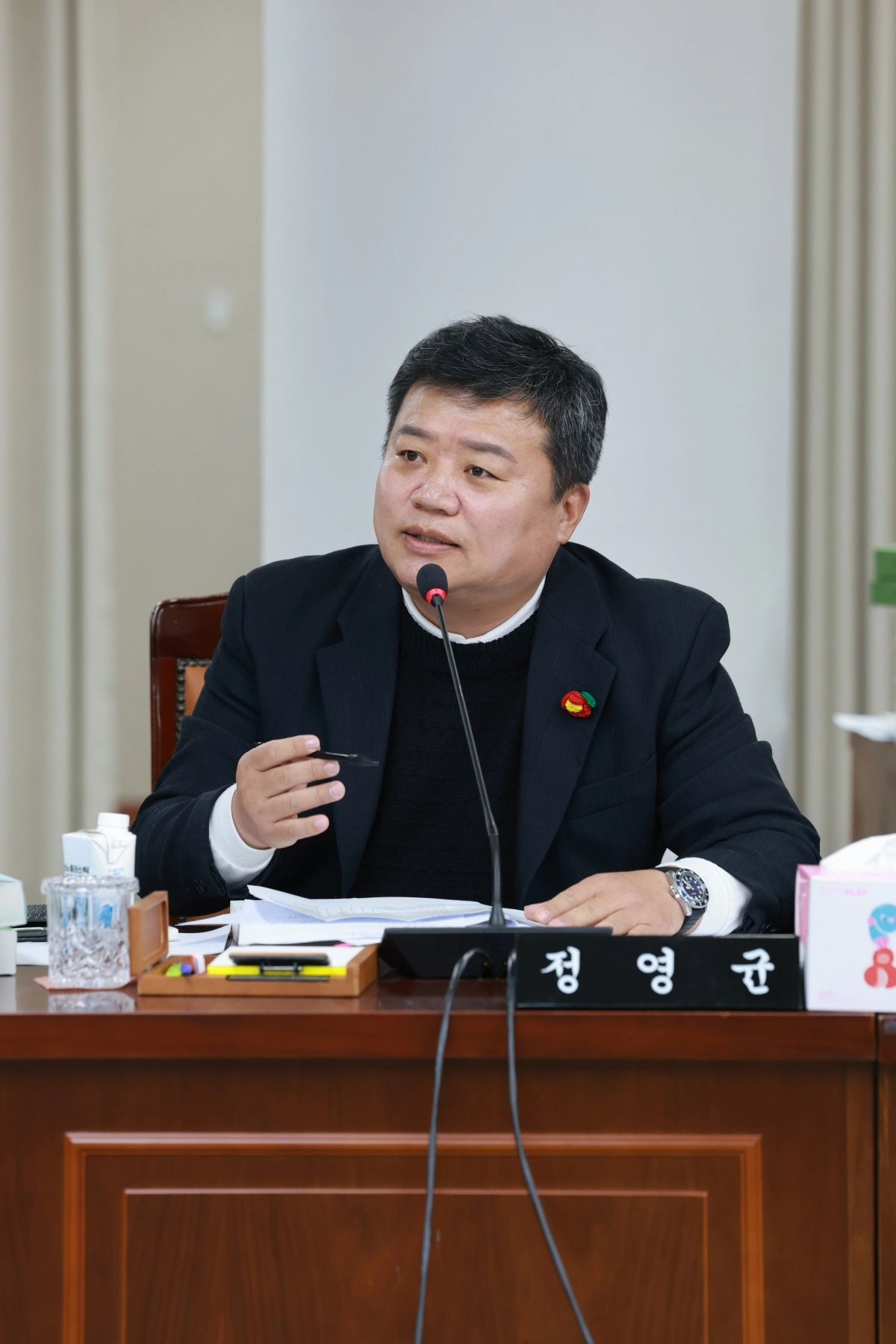 정영균 도의원이 기획행정위원회에서 질의하고 있다.