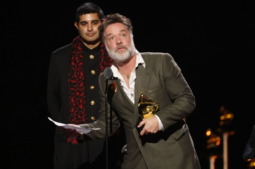 1일(현지시간) 달라이 라마 대신 루퍼스 웨인라이트가 그래미상을 받고 있다. 로스앤젤레스 AFP 연합뉴스.