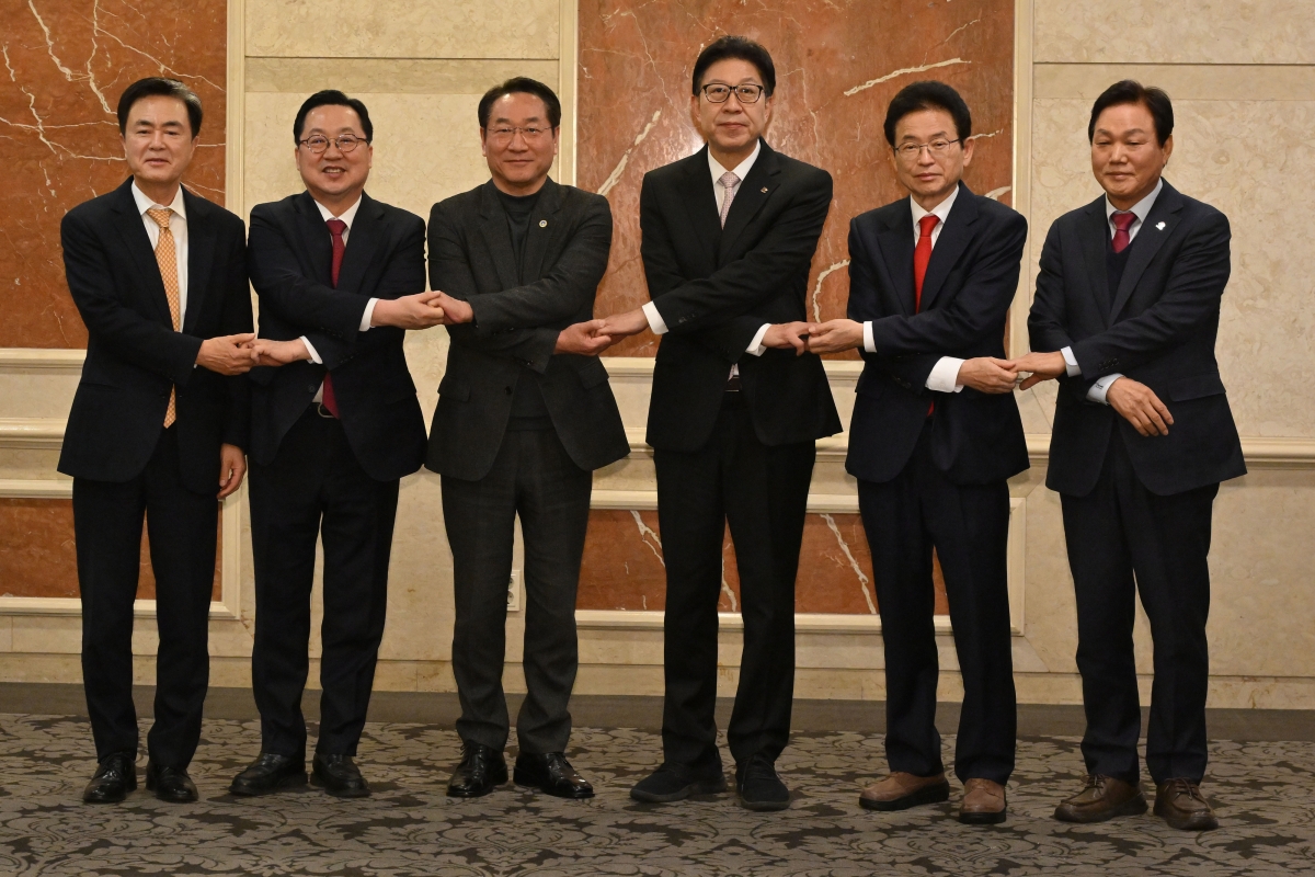 김태흠(왼쪽부터) 충남지사, 이장우 대전시장, 유정복 인천시장, 박형준 부산시장, 이철우 경북지사, 박완수 경남지사가 2일 서울 여의도 켄싱턴호텔에서 열린 광역자치단체 통합 관련 시도지사연석회의에서 기념촬영을 하고 있다. 이날 광주·전남·대구시는 불참했다. 인천시는 행정통합 대상은 아니지만 유 시장은 이날 시도지사협의회장 자격으로 참석했다. 연합뉴스