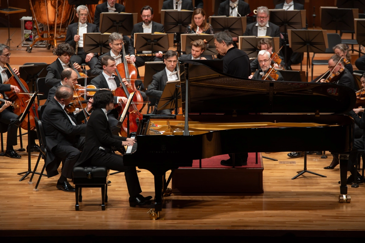 피아니스트 임윤찬과 지휘자 정명훈이 이끄는 드레스덴 슈타츠카펠레가 지난 1일 서울 예술의전당에서 로베르트 슈만의 ‘피아노협주곡’을 연주하고 있다. ⓒWON HEE LEE·빈체로 제공