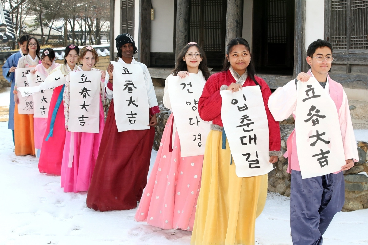 외국인 유학생들이 쓴 ‘입춘대길’