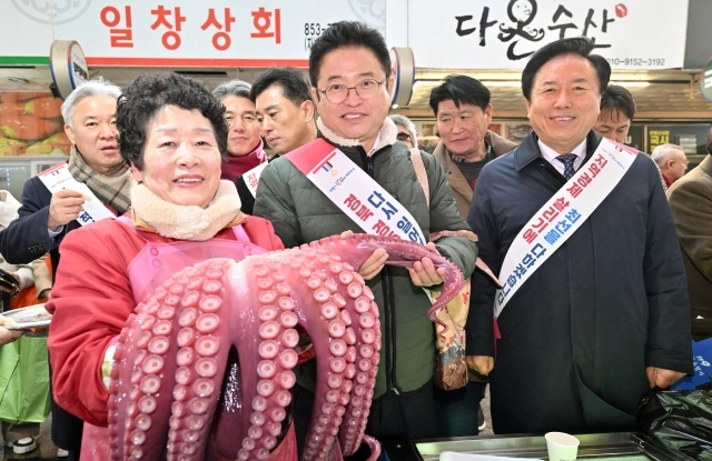 이철우(가운데) 경북지사가 지난해 1월 24일 설 명절을 앞두고 안동지역 민생 현장을 찾아 주민들과 소통하는 시간을 가졌다. 사진은 안동 중앙신시장 장보기 행사. 경북도 제공