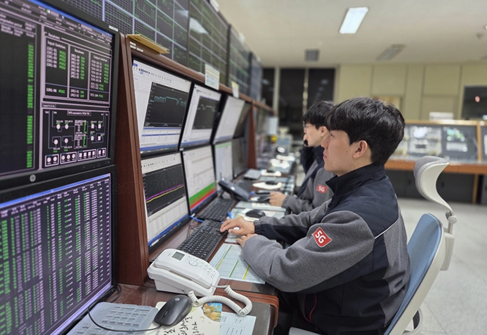 KT SAT이 미국 항공우주국(NASA)의 유인 달 탐사 프로젝트에 참여해 한국형 큐브위성 ‘K-라드큐브’를 통합 관제할 경기 용인위성관제센터의 내부 모습. KT 제공