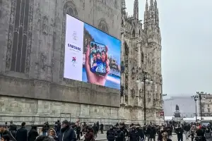 “동계올림픽 한국 파이팅”… 밀라노 두오모 옆 갤럭시 Z플립의 응원