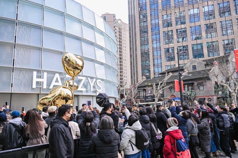 LF의 대표 브랜드 헤지스(HAZZYS)가 지난달 28일 중국 상하이에 개설한 첫 플래그십 스토어 ‘스페이스H 상하이’ 개점 행사에 인파가 몰려 있다. LF 제공