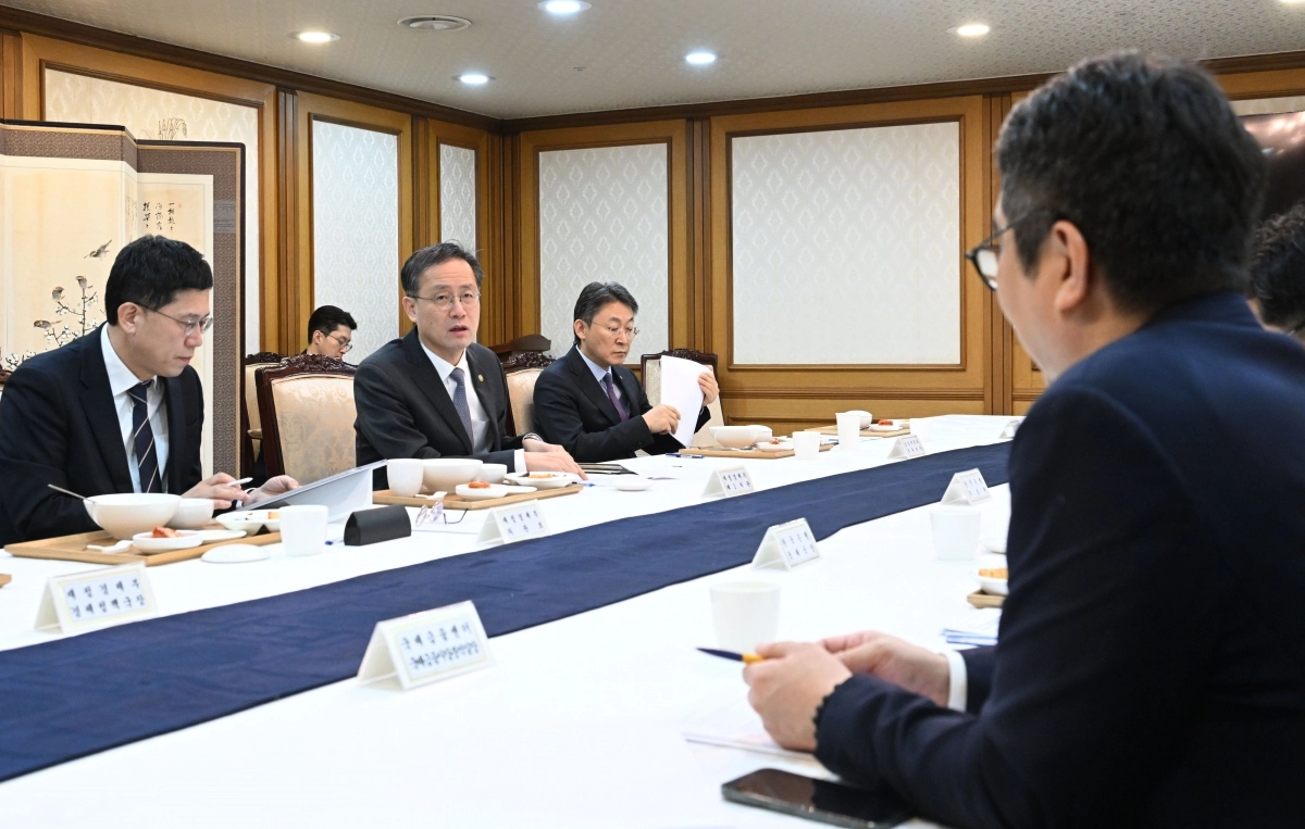 시장상황점검회의에 참석한 이형일(가운데) 재정경제부 제1차관. 재정경제부 제공