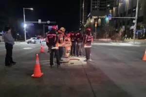 바닷가 배수로에 걸어 들어간 20대 여성…18시간 만에 맨홀서 구조