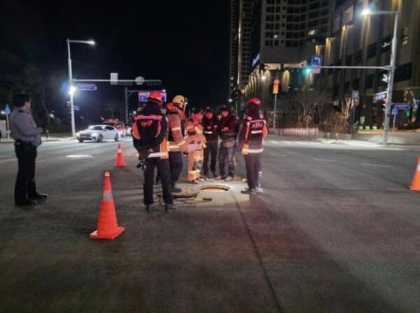 경기 안산시 반달섬의 한 배수로에 스스로 들어간 20대 여성이 실종 18시간 만에 구조됐다. 사진은 구조 현장. 안산소방서 제공