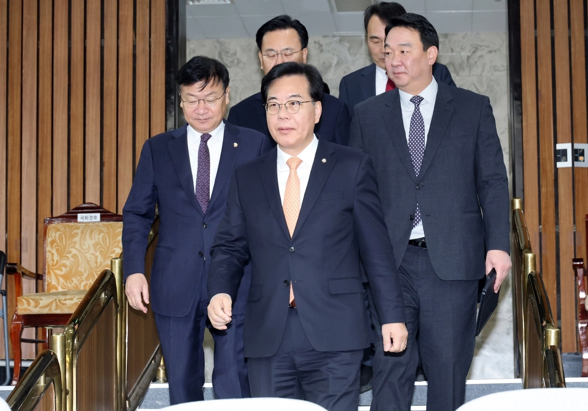 원내대책회의 입장하는 송언석 원내대표