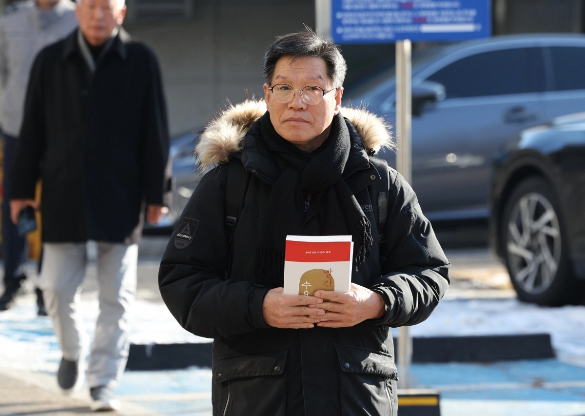 일본군 ‘위안부’ 피해자를 모욕하는 시위를 벌여온 혐의를 받는 김병헌 위안부법폐지국민행동 대표가 3일 서울 서초경찰서에 피의자 신분으로 출석하고 있다. 연합뉴스