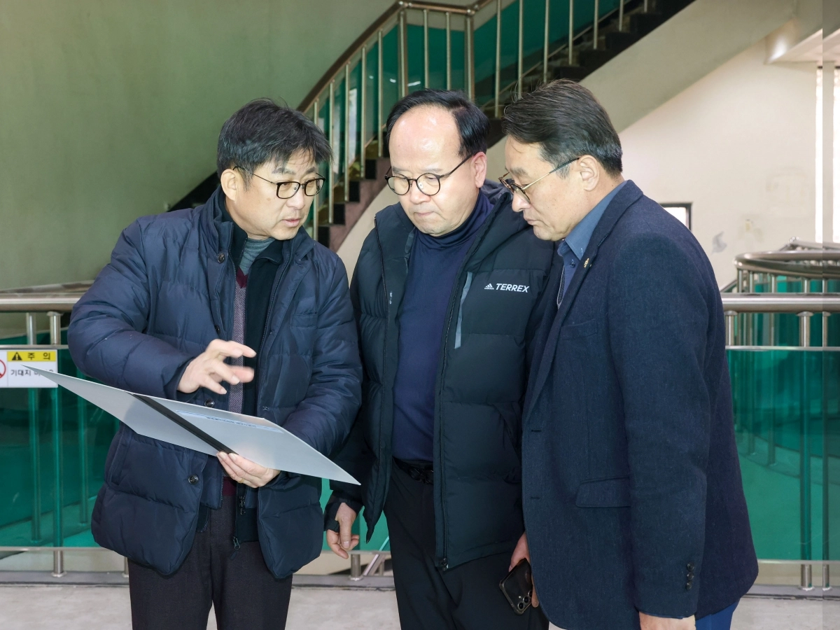 광명골프연습장 시설 개보수 공사 현장을 방문한 광명시의회. 광명시의회 제공