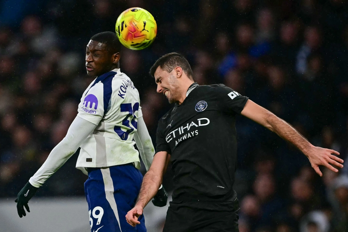 토트넘 홋스퍼의 공격수 랑달 콜로 무아니(왼쪽)와 맨체스터 시티의 미드필더 로드리가 1일(현지시가) 영국 런던 토트넘 홋스퍼 스타디움에서 열린 2025~26 잉글랜드 프리미어리그 경기 중 헤더로 공중 볼을 다투고 있다. 런던 AFP 연합뉴스