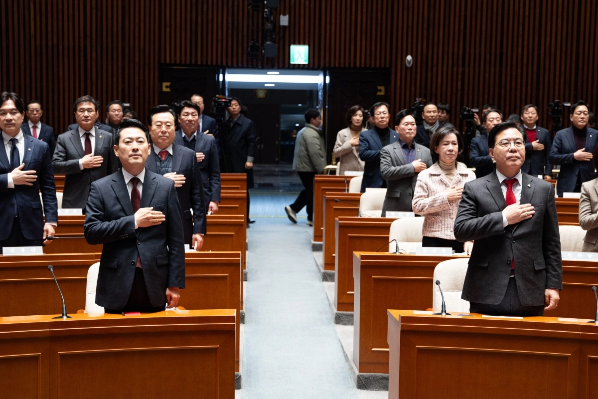 장동혁 국민의힘 대표와 송언석 원내대표를 비롯한 의원들이 2일 국회에서 열린 의원총회에서 국민의례를 하고 있다. 뉴스1