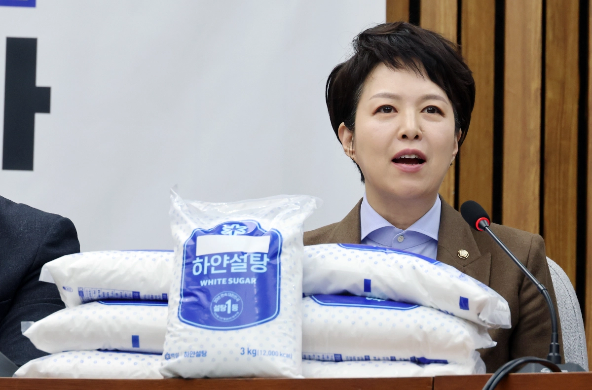 국민의힘 김은혜 원내정책수석부대표가 3일 국회에서 열린 원내대책회의에서 자리에 설탕을 올려놓고 이재명 대통령이 언급한 설탕 부담금 도입과 관련해 발언하고 있다. 연합뉴스