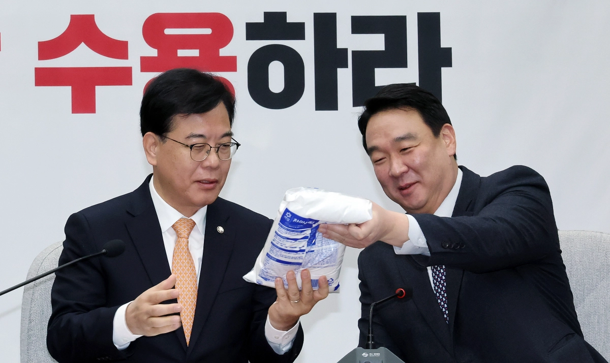 국민의힘 송언석 원내대표가 3일 국회에서 열린 원내대책회의에서 김은혜 원내정책수석부대표가 회의 자료로 가져온 설탕을 살펴보고 있다. 연합뉴스