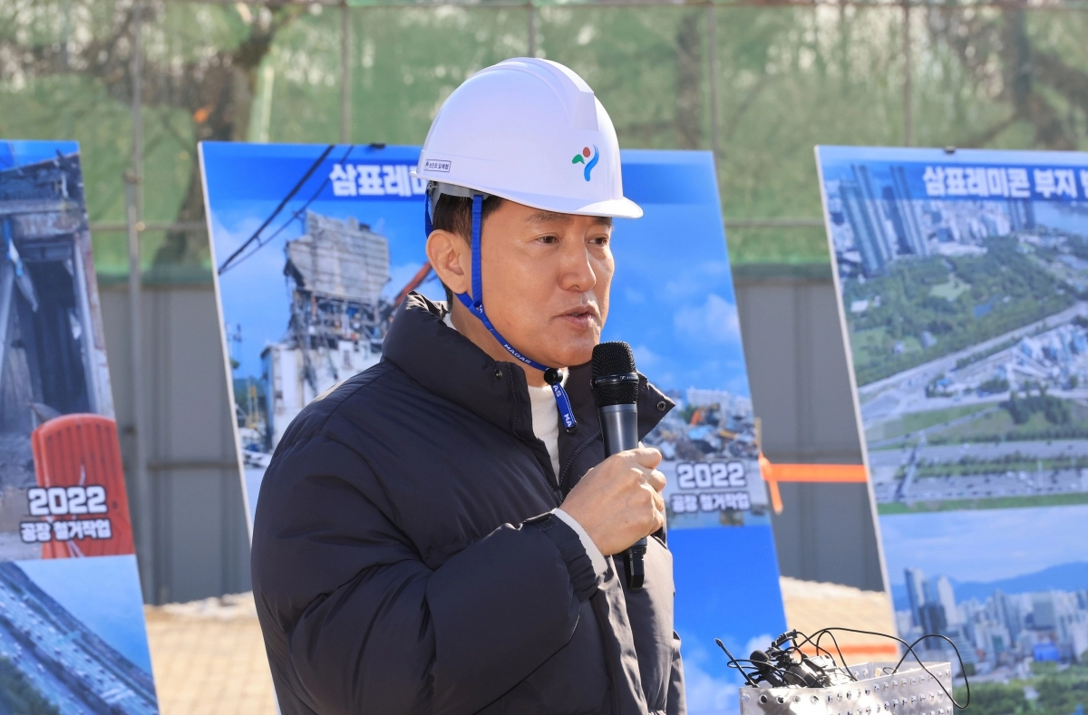 오세훈 서울시장이 3일 서울 성수동 삼표레미콘 부지를 찾아 토양오염정화 작업 추진현황 등을 점검하고 있다.   연합뉴스