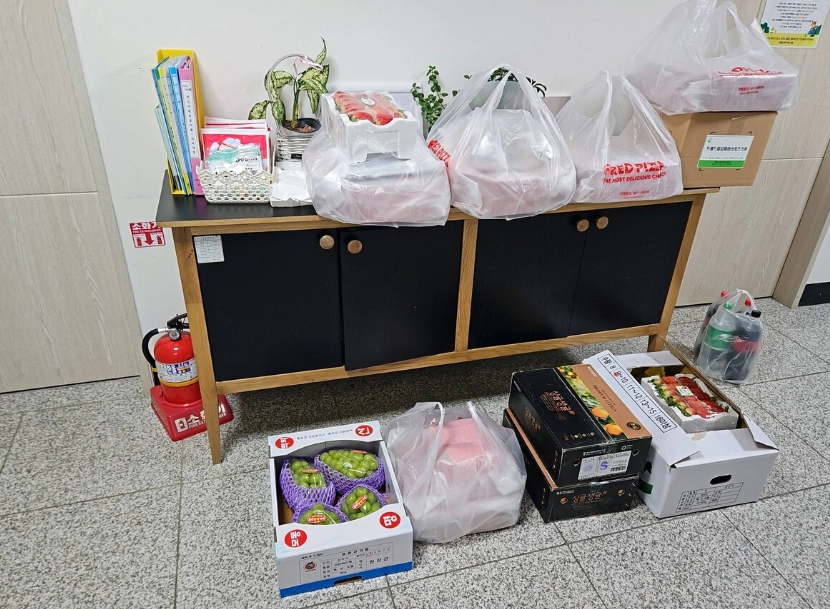 평균 성과급이 1억원으로 알려진 SK 하이닉스를 다닌다고 밝힌 한 누리꾼이 보육원에 과일 등을 기부한 사연이 알려져 화제다. 블라인드