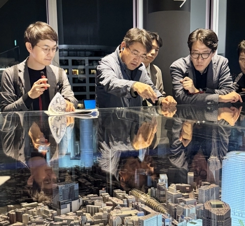 오승록(왼쪽 두 번째) 노원구청장과 박희윤(왼쪽 세 번째) HDC현대산업개발 개발본부장이 지난 2024년 일본 도쿄에서 선진 사례 벤치마킹을 하고 있다.   노원구 제공