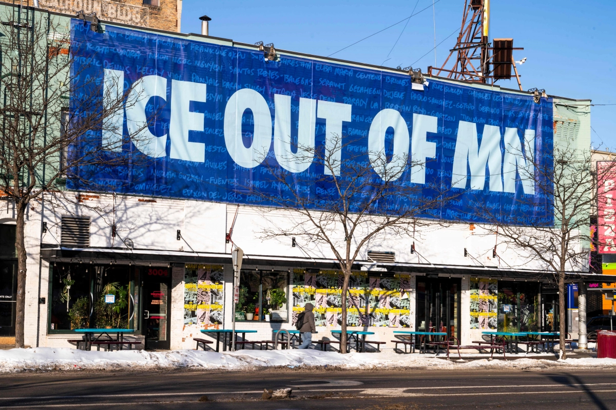 미국 미네소타주 미니애폴리스의 건물 외벽에 2일 “(미네소타에서 이민세관단속국 추방(ICE OUT OF MN)”이라란 문구가 적힌 현수막이 걸려 있다. 지난달 미네소타에서는 30대 미국 시민 두 명이 ICE 요원의 총격에 사망했다. 미니애폴리스 AFP 연합뉴스