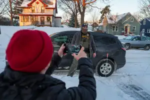 美미네소타 이민단속 요원 바디캠 착용에 “마스크나 벗어라”