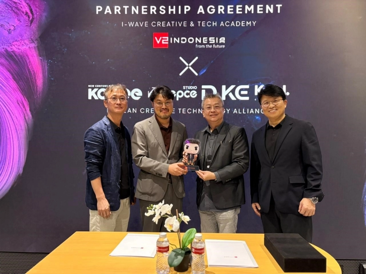 대한민국 콘텐츠·테크 기업 연합체가 자카르타에서 뉴-테크를 이용한 콘텐츠·교육·기술 협력에 관한 양해각서(MOU)를 체결하고 기념 사진을 찍고 있다. 왼쪽부터 박정훈 코비 대표, 김종열 디케 대표, 루디 하이다얏 V2 대표, 김창배 니에프스 대표