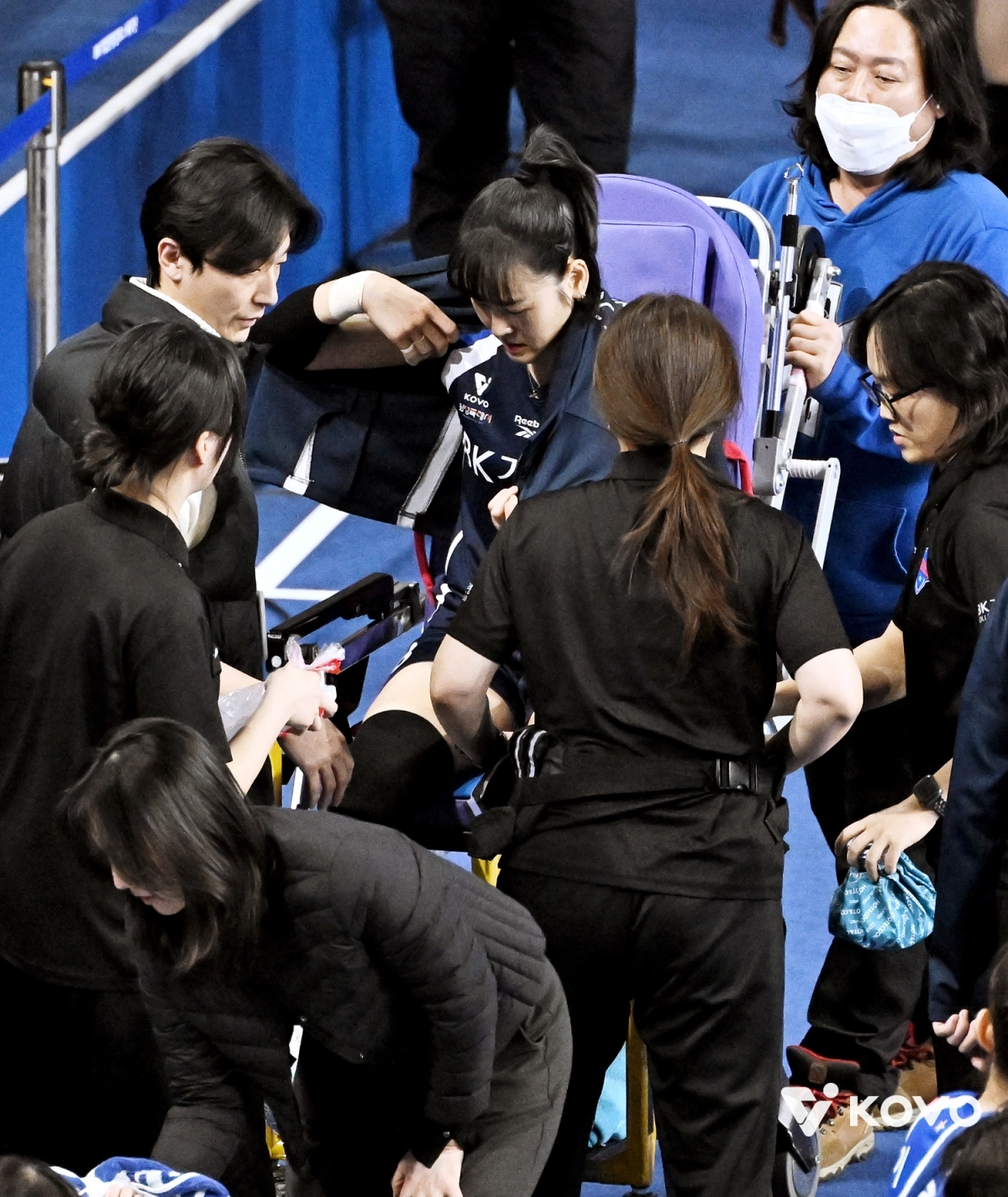 IBK기업은행의 임명옥 선수가 2일 경기도 화성종합체육관에서 열린 GS칼텍스와의 홈경기에서 부상 당해 경기 도중 들것에 실려 나가고 있다. 한국배구연맹 제공