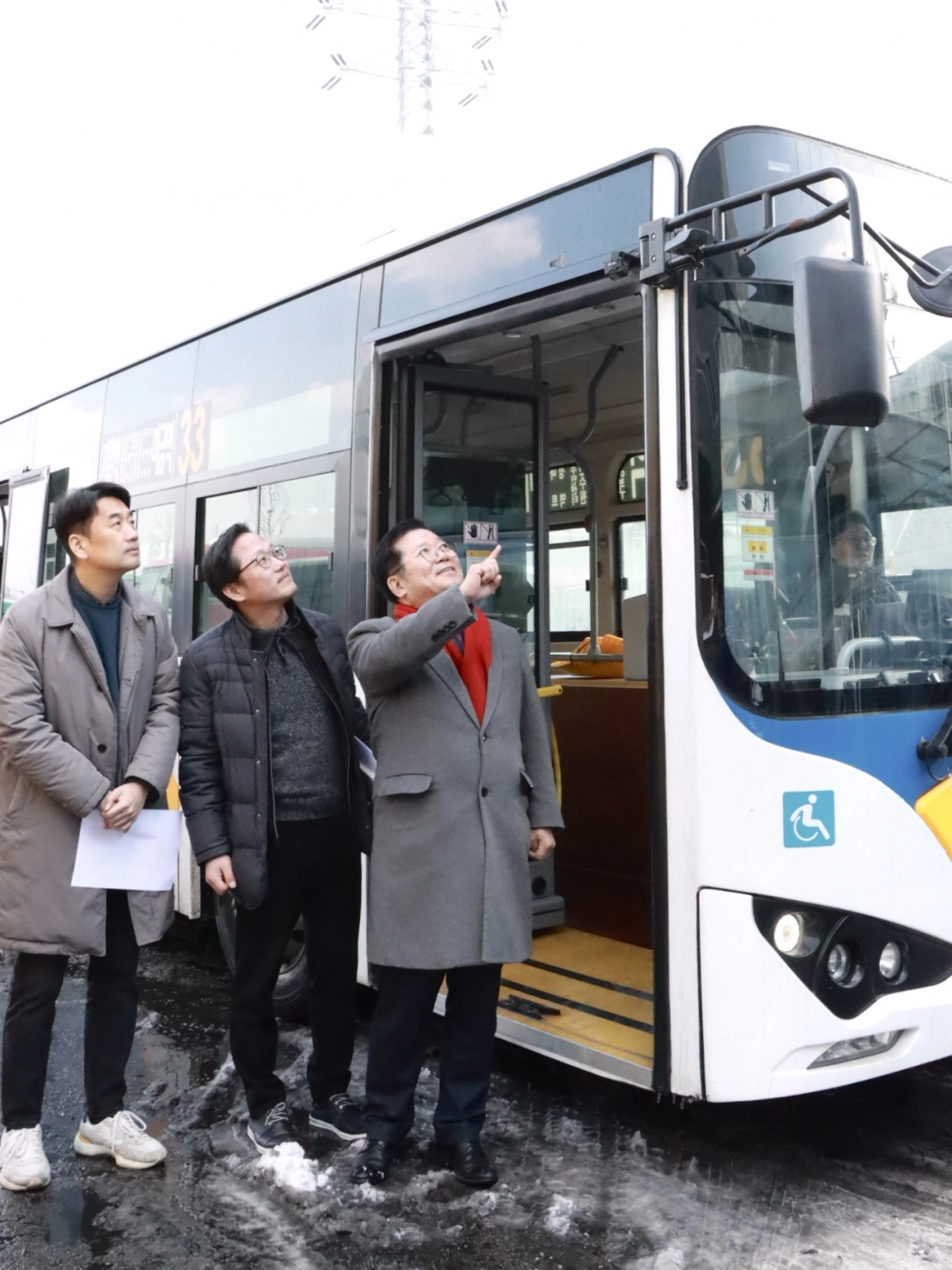 허원 의원이 2일 경기도 용인시 동백운수를 찾아 인공지능(AI) 대형차량 우회전 사각지대 보행자 감지 장치 시연 행사에서 경기도 교통국 버스관리과 관계자들과 함께 현장 적용성과 운영 여건을 점검하고 있다.(사진=경기도의회)