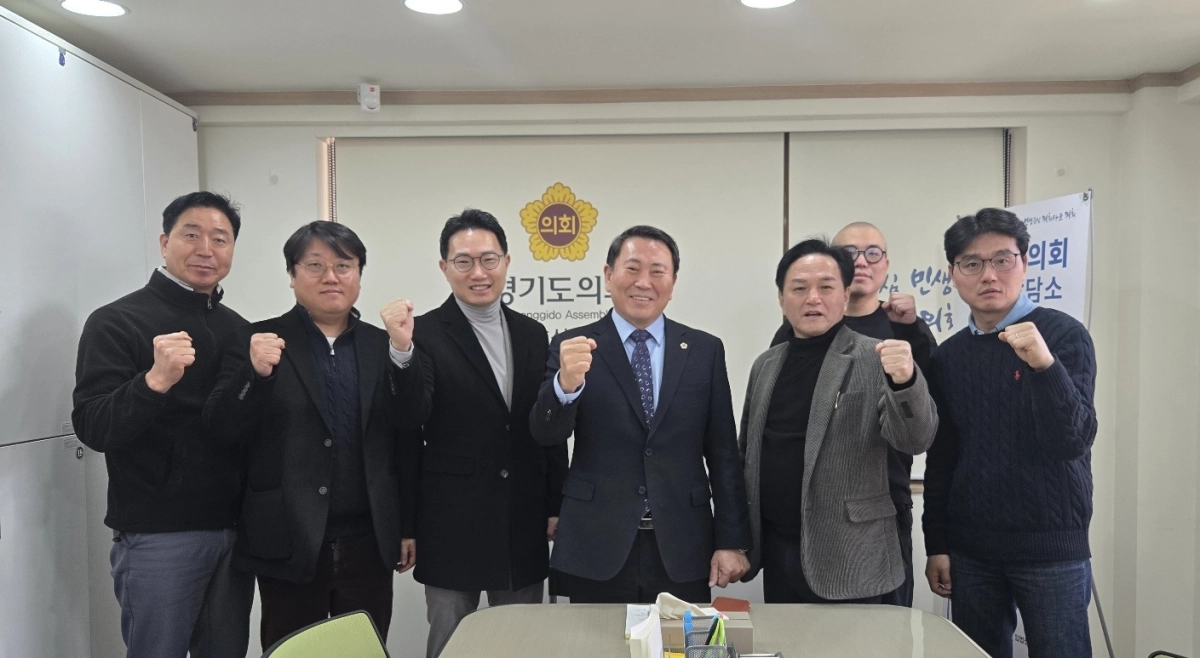 명재성 의원이 2일 고양상담소에서 정담회를 열고 삼송 테크노밸리 지식산업센터 센터장 및 관계자들과 기념촬영을 하고 있다.(사진=경기도의회)