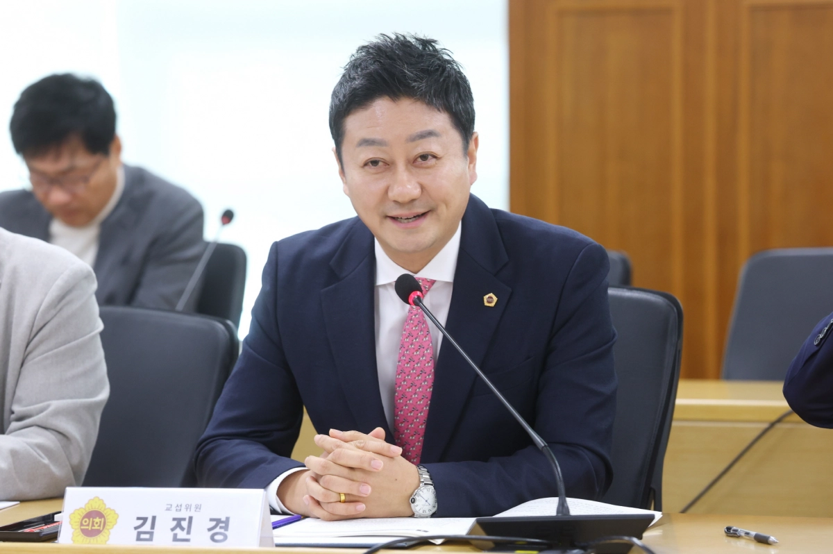 김진경 의장이 3일 경기도청에서 열린 단체협약식에 ‘지방의회 최초의 협약 당사자’로 참석해, 공직자 노동 권익 향상과 존중 받는 일터 조성을 위해 의회가 책임 있는 주체로 나설 것임을 약속하고 있다.(사진=경기도의회)