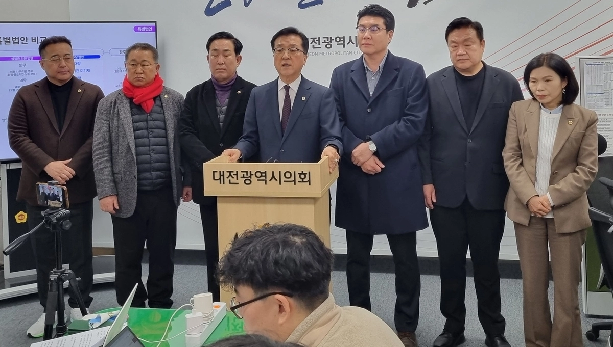 조원휘(사진 가운데) 대전시의회 의장과 시의원들이 3일 기자회견을 열어 민주당 행정통합 법안의 문제점을 설명하고 있다. 대전 연합뉴스