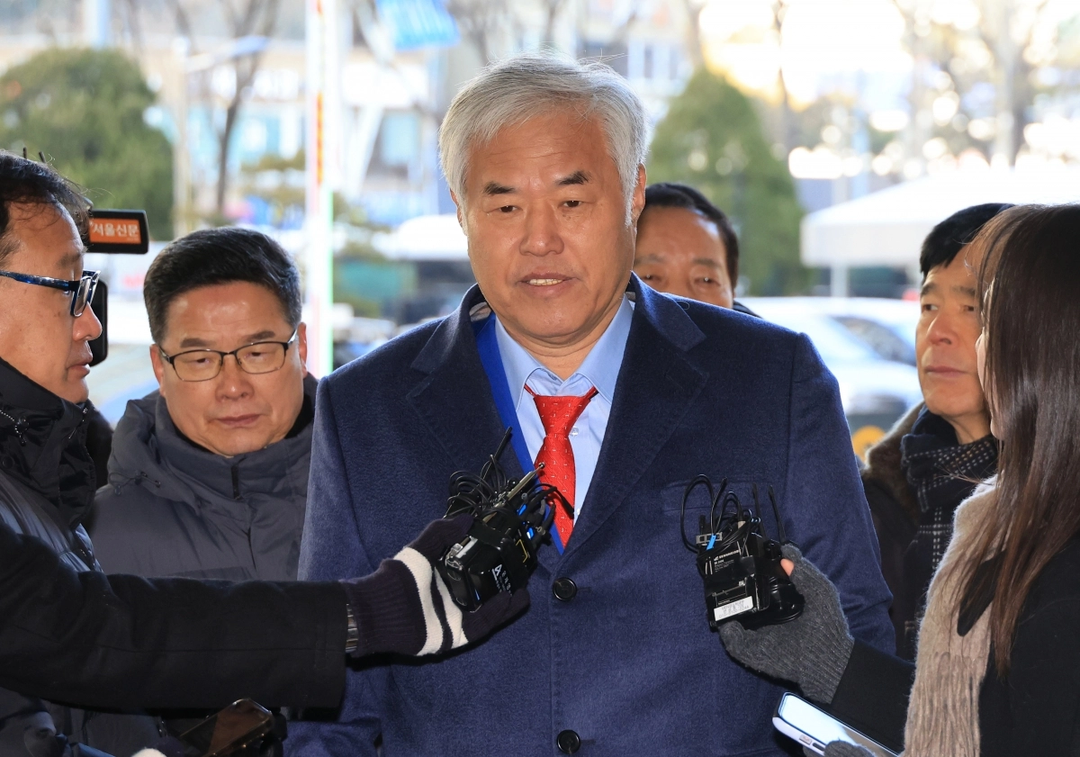 사랑제일교회 전광훈 목사가 13일 서울서부지방법원에서 열린 구속 전 피의자 심문에 출석하며 기자의 질문에 답하고 있다. 2026.1.13 연합뉴스