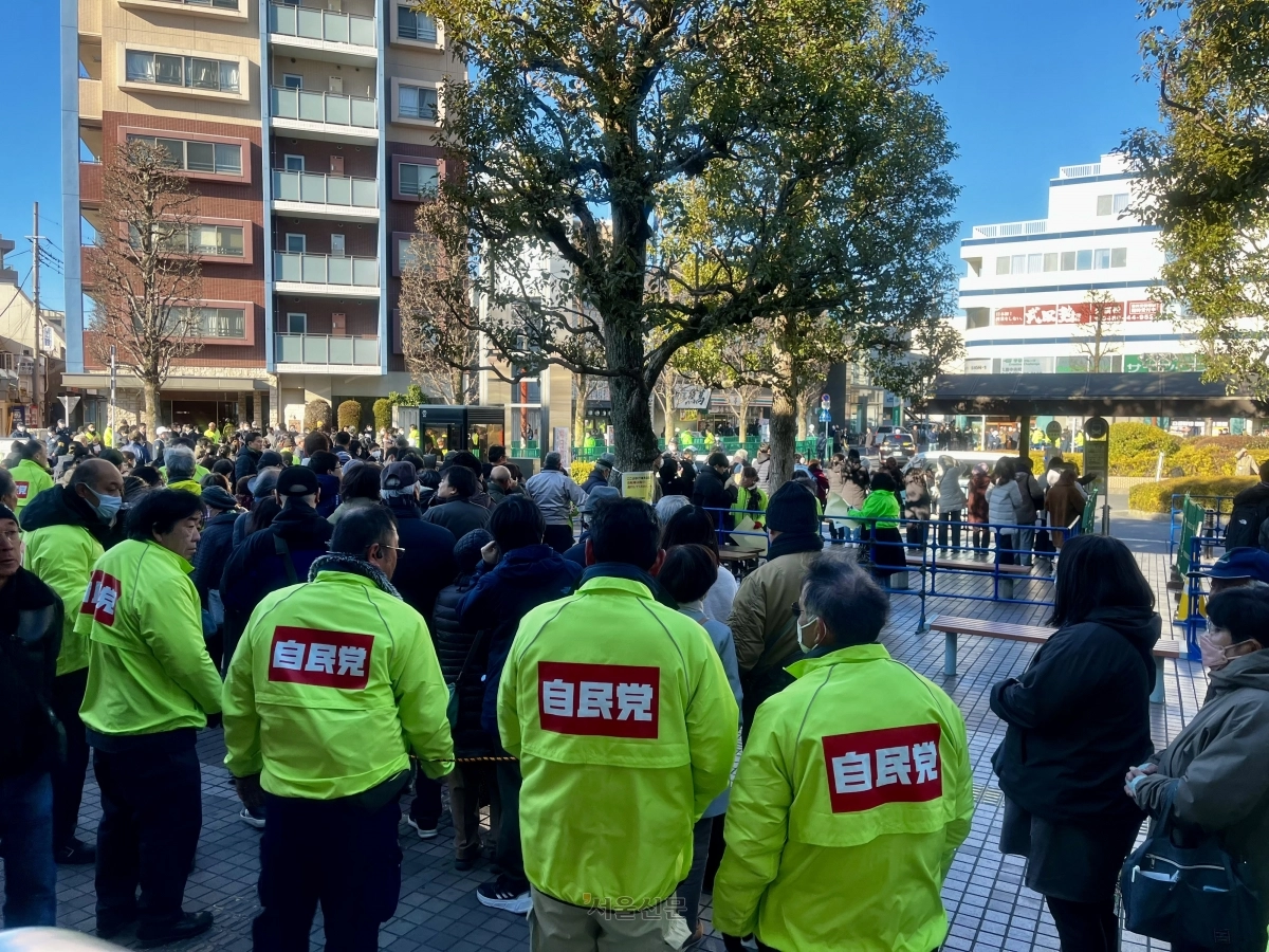 3일 오전 일본 사이타마현 구키역 앞. 시민들이 다카이치 사나에 총리의 연설을 기다리며 한 시간 전부터 줄을 서 있다. 유세 차량 주변에는 통제선을 따라 인파가 여러 겹으로 몰렸다. 사이타마 명희진 특파원