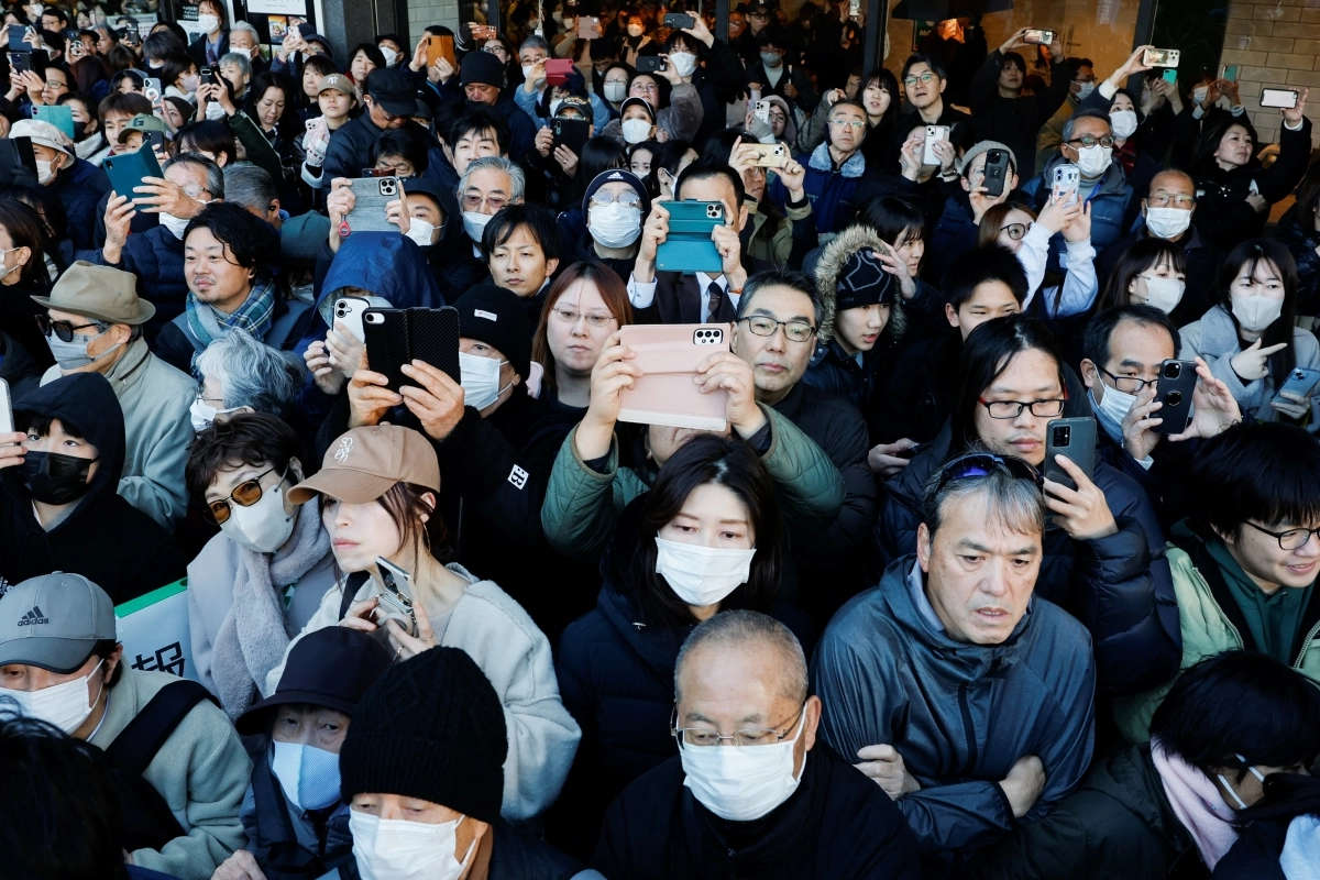 일본 유권자들이 3일 오전 일본 사이타마현 구키역 광장에서 다카이치 사나에 총리의 후보 지원 유세를 휴대전화로 촬영하고 있다.   사이타마 로이터 연합뉴스