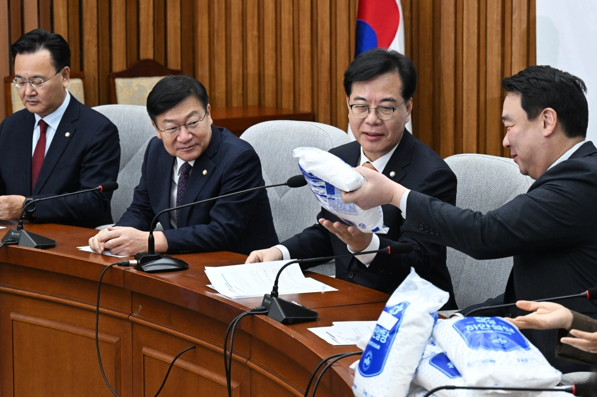 송언석 국민의힘 원내대표가 3일 국회에서 열린 원내대책회의에서 설탕을 살펴보고 있다. 2026.2.3 홍윤기 기자