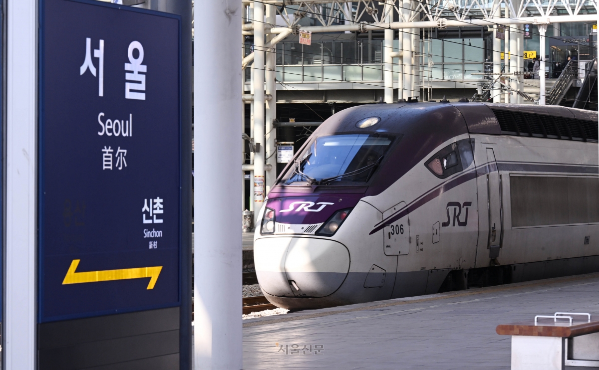 3일 수서를 정차역으로 하는 SRT가 서울역에 도착해 잠시 정차한 뒤 다시 출발하고 있다. 이날 한국철도공사(코레일)와 에스알(SR)은 오는 25일 KTX가 수서역에서 출발하고, SRT는 서울역에서 출발하는 시범교차운행에 앞서 시운전을 진행했다. 안주영 전문기자