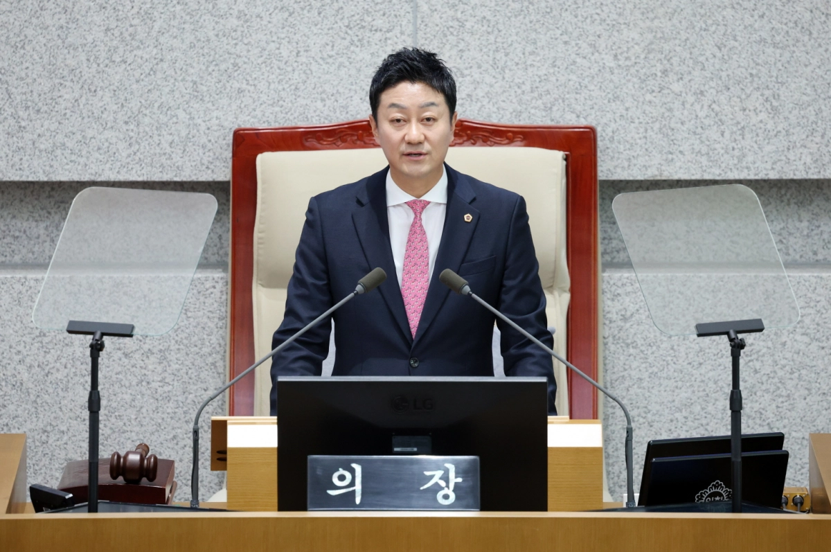 김진경 의장이 3일 오전 본회의장에서 열린 ‘제388회 임시회’ 제1차 본회의에서 개회사를 통해 제11대 의회 마지막 해를 맞이하는 각오를 밝히고 있다.(사진=경기도의회)