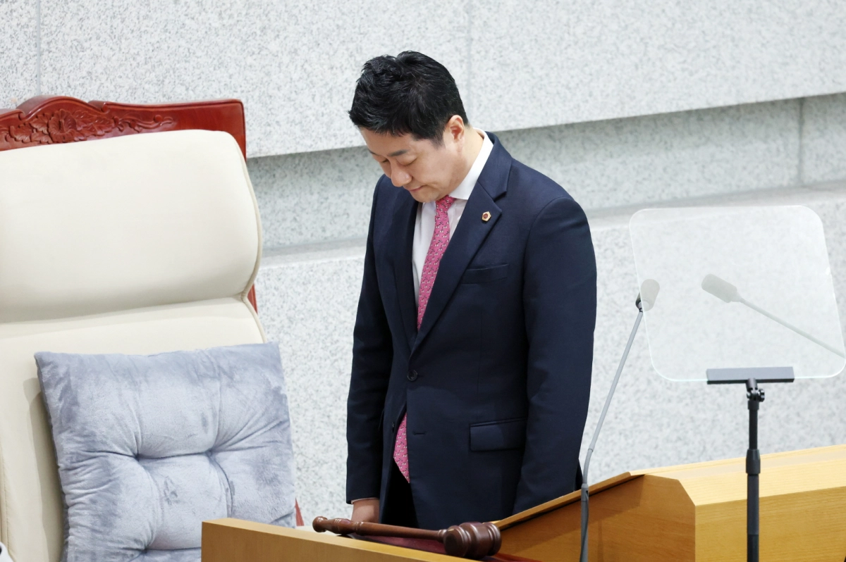 김진경 의장이 최근 안타깝게 세상을 떠난 의회사무처 직원을 추모하며 깊은 애도와 성찰의 뜻을 표하고 있다.(사진=경기도의회)