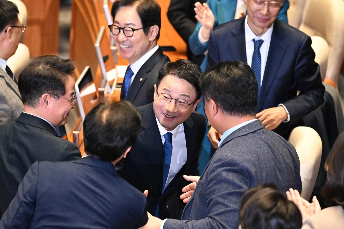 한병도 더불어민주당 원내대표가 3일 국회에서 열린 제432회 국회(임시회) 제2차 본회의에서 국정에 관한 교섭단체 대표연설을 마친 후 동료 의원들과 인사하고 있다. 2026.2.3 홍윤기 기자