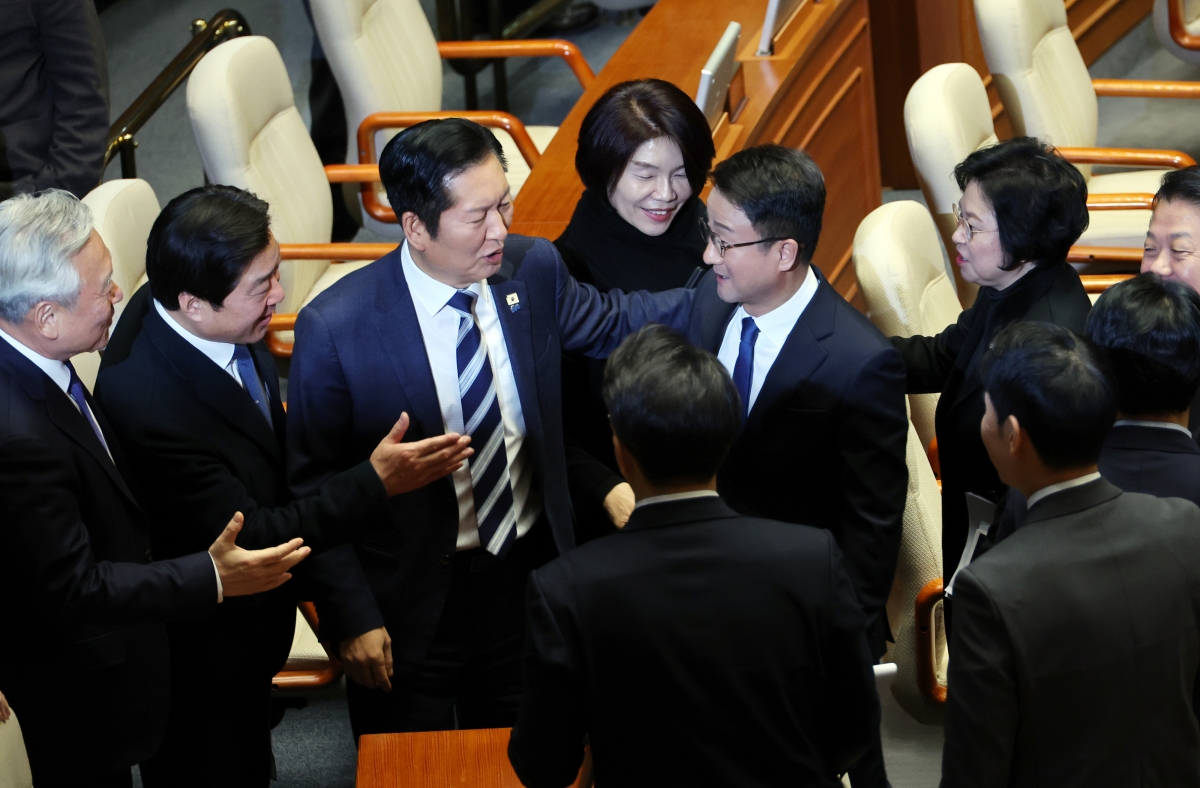 한병도(왼쪽 다섯 번째) 더불어민주당 원내대표가 3일 국회에서 교섭단체 대표연설을 마친 뒤 정청래(세 번째) 대표를 비롯한 민주당 의원들에게 격려를 받고 있다. 홍윤기 기자