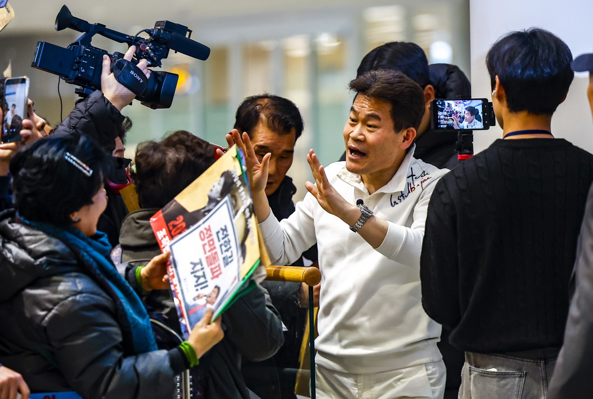 지지자들에게 인사하는 전한길