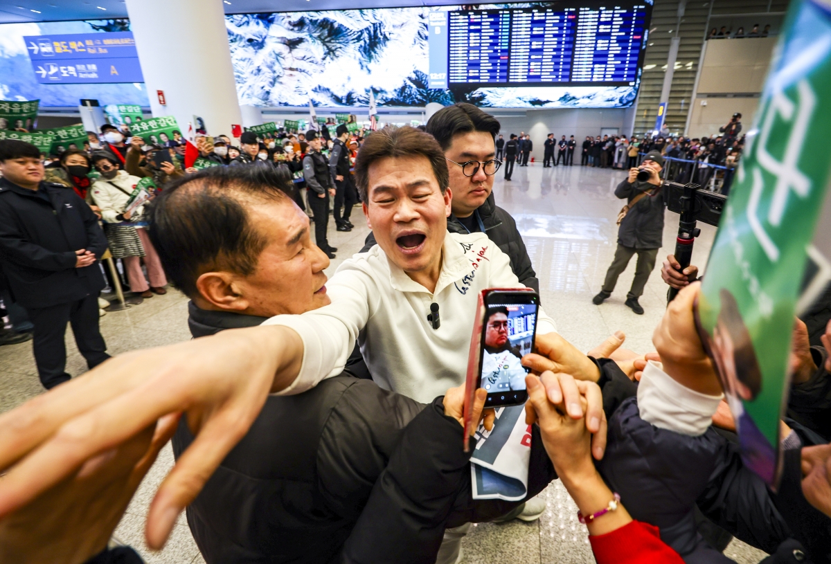 지지자들과 인사 나누는 전한길