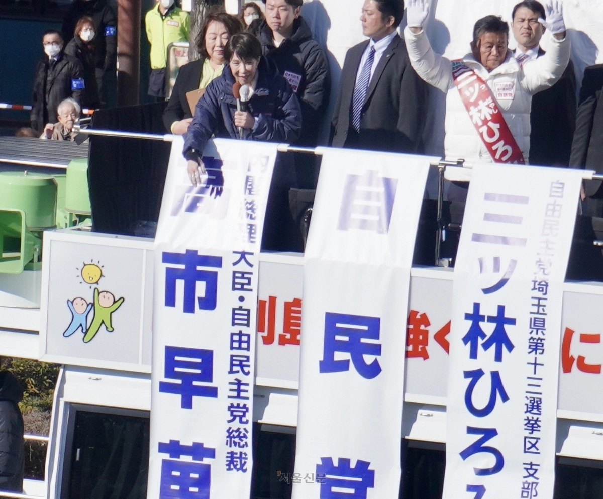 다카이치 사나에 총리가 3일 사이타마현 구키역 광장에서 연설을 하고 있다. 사이타마 명희진 특파원