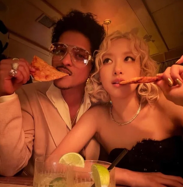 image - 로제, 브루노 마스와 피자 파티…‘찐친’ 인증샷