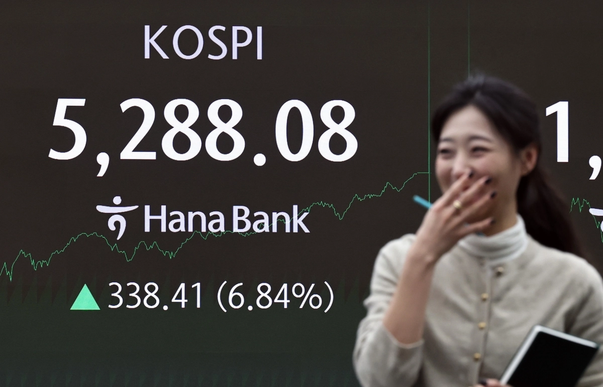 코스피가 종가 기준 최고치를 경신한 3일 오후 서울 중구 하나은행 본점 딜링룸 전광판에 코스피지수가 전일대비 338.41포인트(6.84%) 오른 5288.08을 나타내고 있다. 2026.2.3 뉴스1
