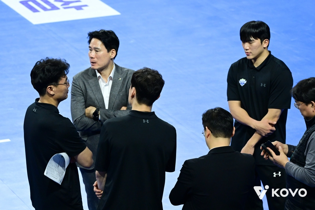 프로배구 여자부 현대건설 강성형(왼쪽 두 번째) 감독이 지난달 11일 열린 IBK기업은행과의 경기에서 비디오 판독 결과에 대해 항의하고 있다. ﻿  한국배구연맹 제공