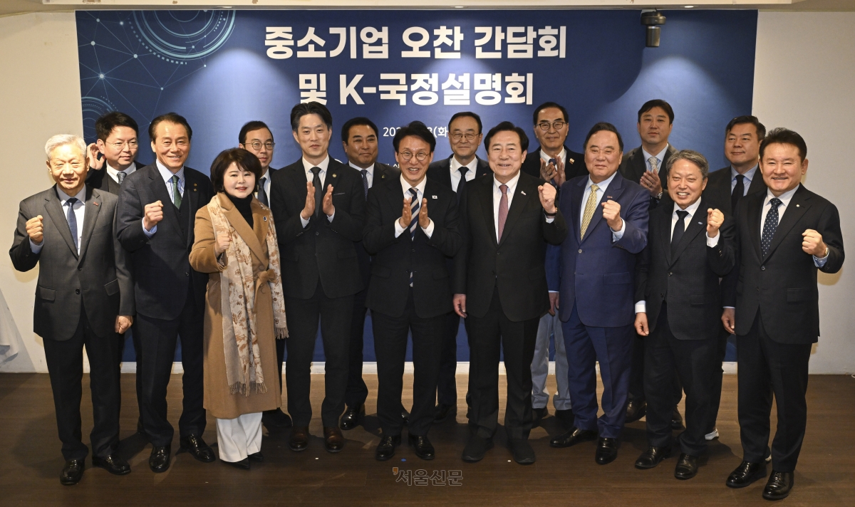 김민석 국무총리와 김기문 중소기업중앙회장을 비롯한 참석자들이 3일 서울 중구 달개비에서 열린 중소기업 오찬 간담회 및 K-국정설명회에서 파이팅을 외치고 있다. 앞줄 왼쪽 4번째부터 노용석 중소벤처기업부 제1차관, 김 총리, 김 회장. 2026.2.3 이지훈 기자