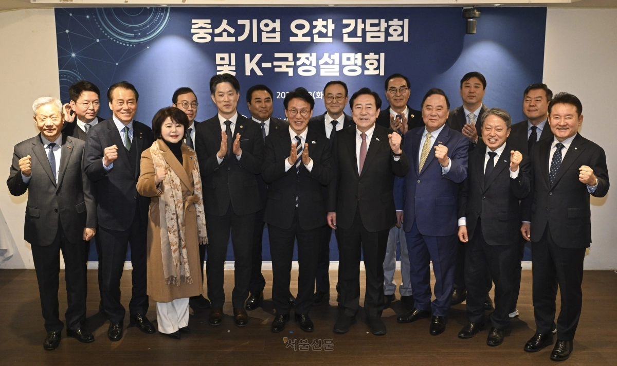 김민석 국무총리와 김기문 중소기업중앙회장을 비롯한 참석자들이 3일 서울 중구 달개비에서 열린 중소기업 오찬 간담회 및 K-국정설명회에서 파이팅을 외치고 있다. 앞줄 왼쪽 4번째부터 노용석 중소벤처기업부 제1차관, 김 총리, 김 회장. 2026.2.3 이지훈 기자